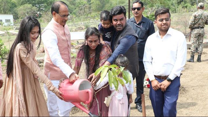 मुख्यमंत्री श्री चौहान के साथ पंचायत प्रतिनिधियों ने पौध-रोपण किया